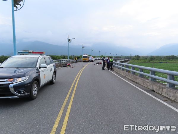 ▲花蓮縣鳳林鎮中興橋發生嚴重機車對撞事故。（圖／記者柯政誟、王兆齡翻攝）