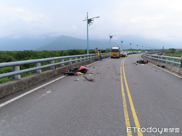 ▲花蓮縣鳳林鎮中興橋發生嚴重機車對撞事故。（圖／記者柯政誟、王兆齡翻攝）