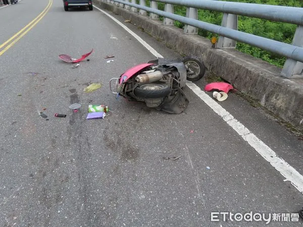 ▲花蓮縣鳳林鎮中興橋發生嚴重機車對撞事故。（圖／記者柯政誟、王兆齡翻攝）