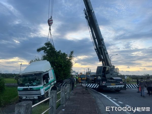 ▲▼一部貨櫃車下國道3號竹南交流道南下車道時，越過中央分隔島，衝到對向路邊農田才停下來。（圖／記者蔡文淵翻攝）