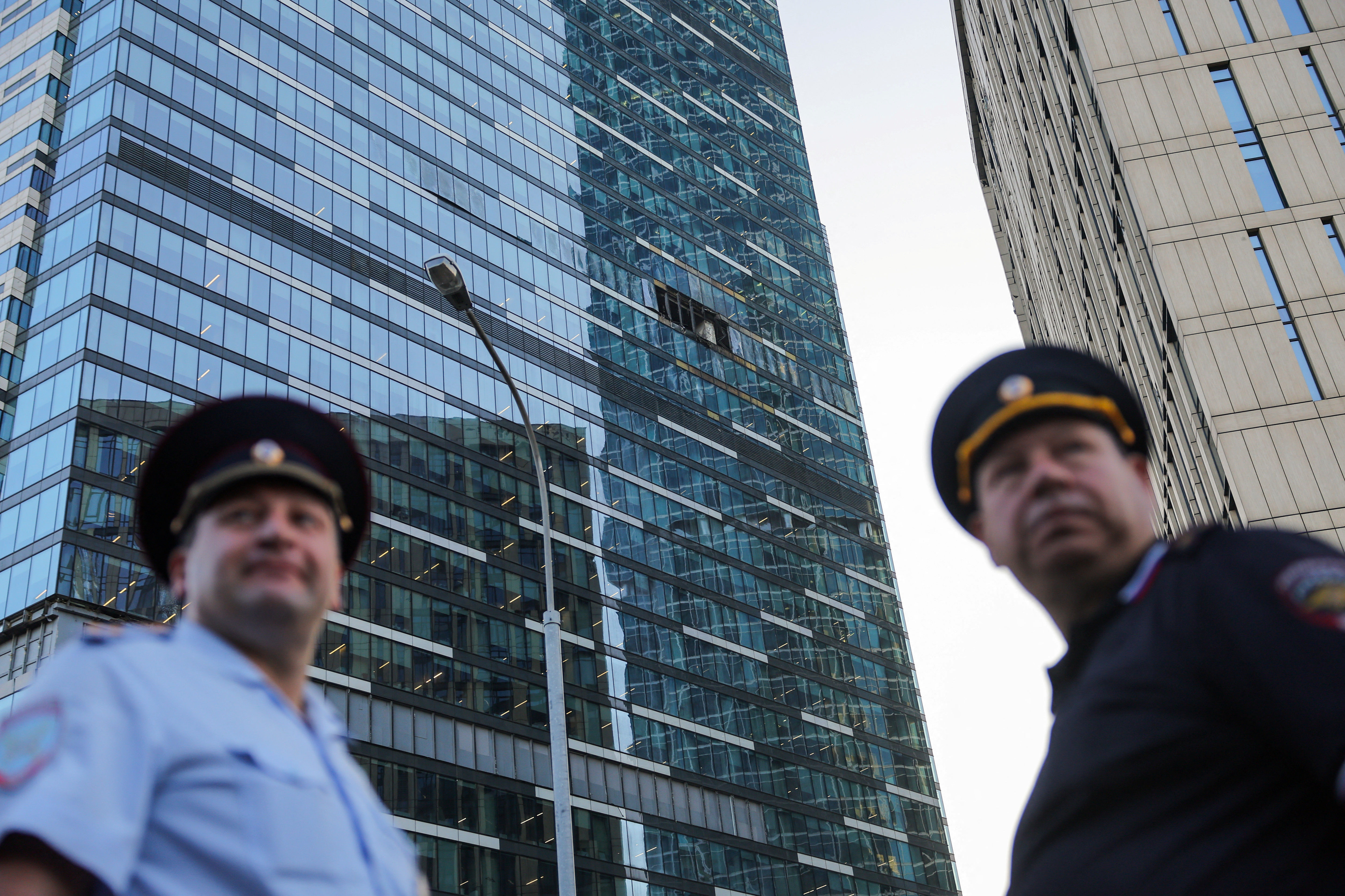 ▲▼俄羅斯首都莫斯科金融商業區一棟集結政府部門的摩天大樓再度遭烏克蘭無人機襲擊，17樓外牆玻璃毀損。（圖／路透）