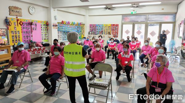 ▲潮州警分局透過村里長與「路老師」團隊的合作深入社區交安宣導             。（圖／記者陳崑福翻攝）