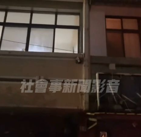 ▲台南市佳里區光復路1家茶行，7月31日深夜遭數名黑衣人強拆招牌，並丟擲石塊砸破2樓門窗玻璃，逞兇影片被網友PO上網路社群。（圖／翻攝自社會事新聞影音，下同）