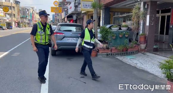 ▲台南市佳里區光復路1家茶行，7月31日深夜遭數名黑衣人強拆招牌，並丟擲石塊砸破2樓門窗玻璃，逞兇影片被網友PO上網路社群。（圖／翻攝自社會事新聞影音，下同）