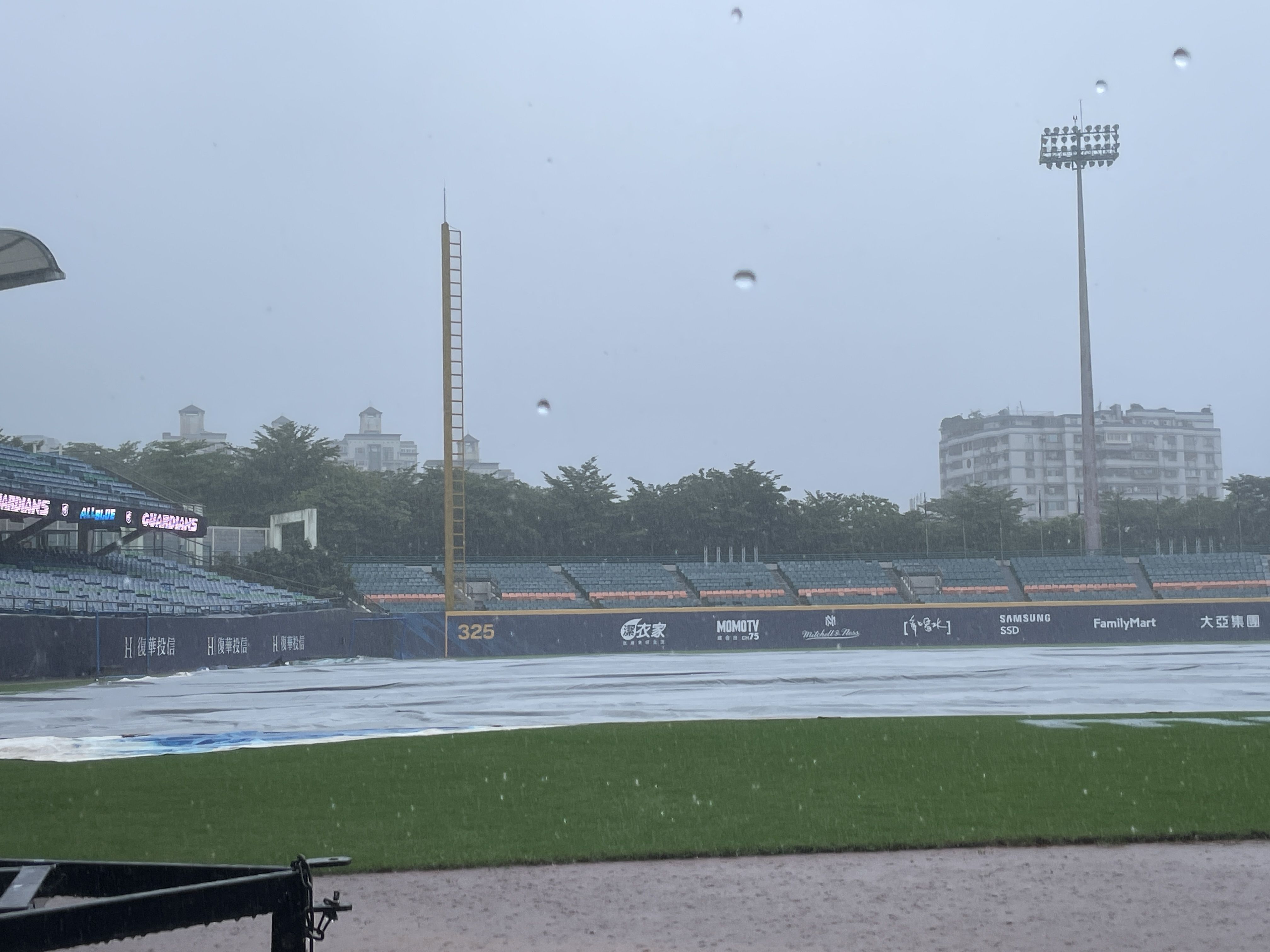 新莊悍將與桃猿之戰延賽　伍茲當雨王兩度「開箱」泡湯 | ETtoday體育新聞 | ETtodayAMP