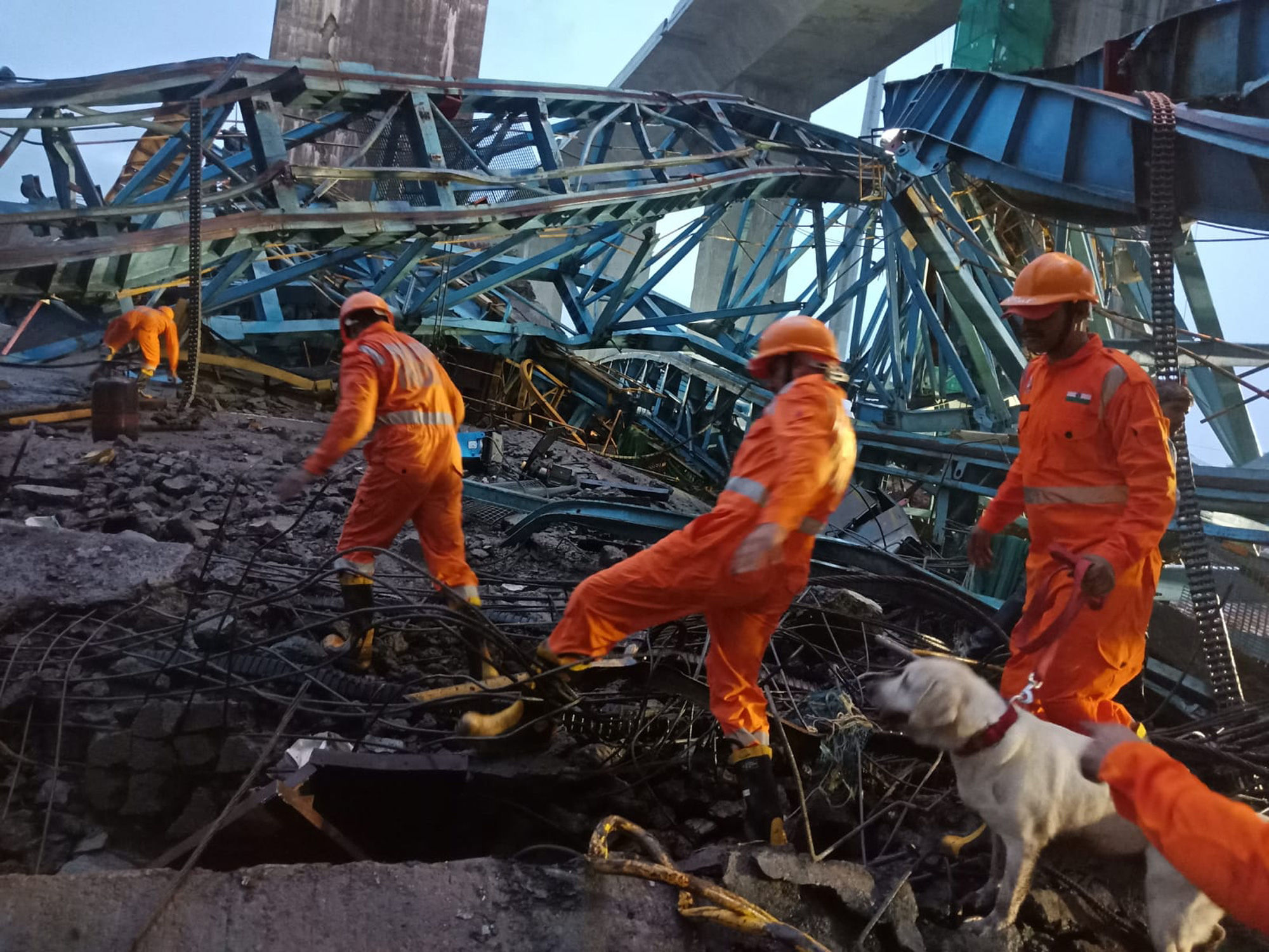 ▲▼ 印度馬哈拉施特拉邦高速公路工地起重機倒塌，至少17死。（圖／達志影像／美聯社）
