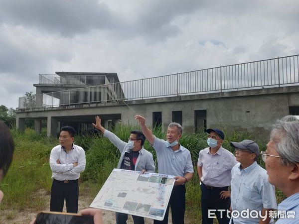 ▲▼苗栗縣造橋鄉大桃坪土石堆置場申設案1日進行環評審查現勘，自救會及居民到場抗議，反對開發案。（圖／記者蔡文淵翻攝）