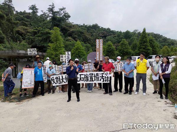 ▲▼苗栗縣造橋鄉大桃坪土石堆置場申設案1日進行環評審查現勘，自救會及居民到場抗議，反對開發案。（圖／記者蔡文淵翻攝）