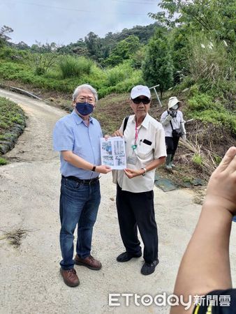 ▲▼苗栗縣造橋鄉大桃坪土石堆置場申設案1日進行環評審查現勘，自救會及居民到場抗議，審查會議主席(左)接受自救會長(右)陳情書。（圖／記者蔡文淵翻攝）