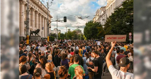 18歲女遭前男友打斷鼻子「割傷百次」　引發保加利亞數千民眾上街抗議