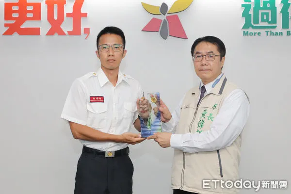 ▲台南市長黃偉哲，頒獎表揚榮獲2023年十大傑出救護技術員陳世欽。（圖／記者林東良翻攝，下同）