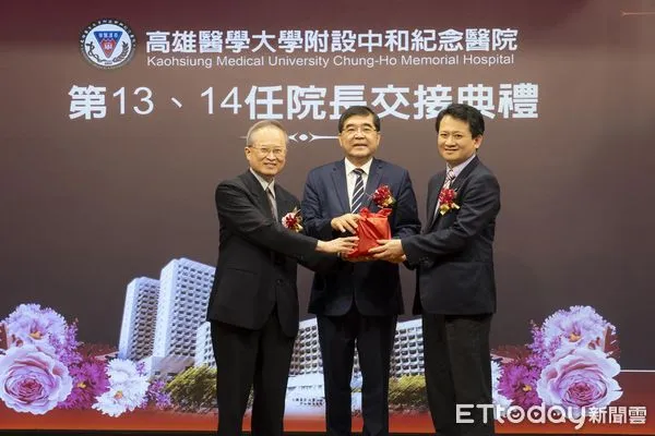 ▲高醫的院長交接，卸任院長鐘飲文（左），中間為高醫大學校長楊俊毓，新任院長王照元（右）             。（圖／記者吳奕靖攝）