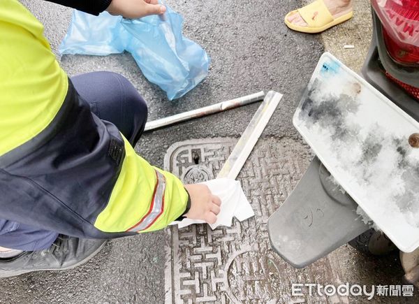 ▲桃園市劉姓男子今天上午酒醉到桃園區北埔路小吃店鬧事，還持刀棍砸毀店面，桃園警分局員警壓制後，查扣刀棍等證物。（圖／記者沈繼昌翻攝）