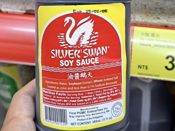▲▼菲律賓天鵝醬油營養標示未如實標 示。（圖／北市衛生局提供）
