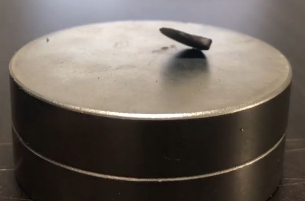 ▲▼超導體LK-99在室溫下展現抗磁性。圖翻攝於論文協作者發布在ScienceCast上的影片。（圖取自ScienceCast網頁sciencecast.org）