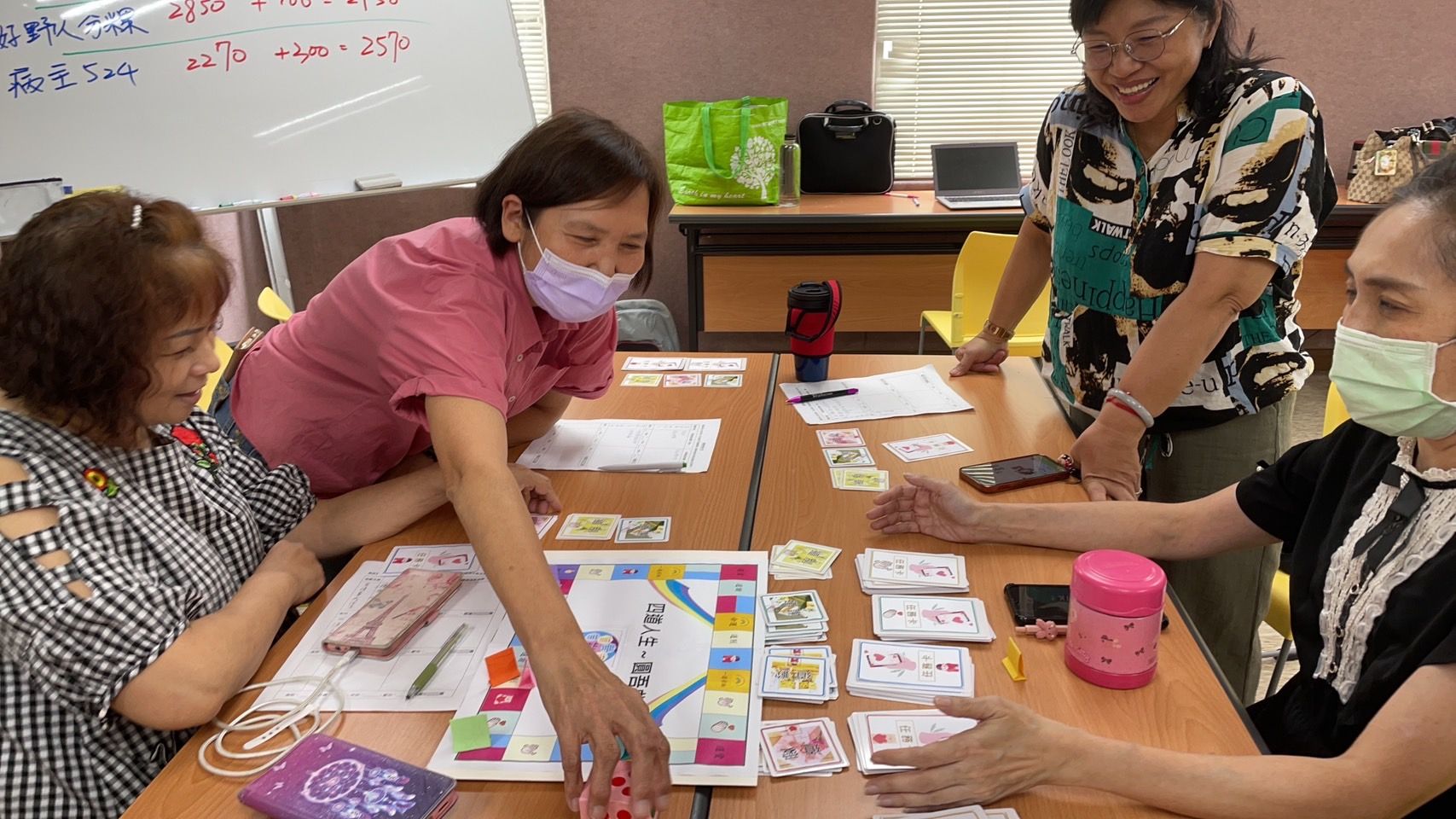 ▲新北培力倡導員宣導 透過桌遊道愛道謝。（圖／新北市社會局提供）