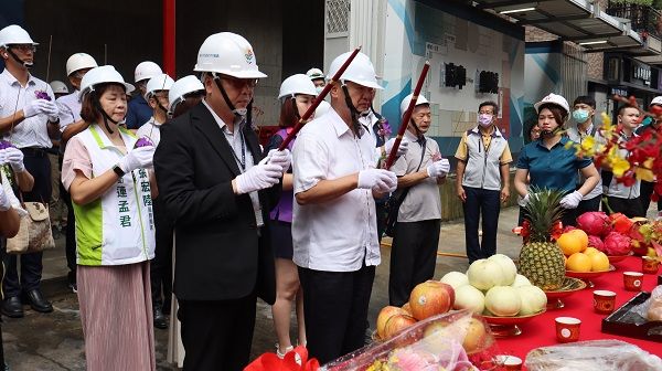 ▲新北板橋黃石市場改建上樑。（圖／新北市市場處提供）