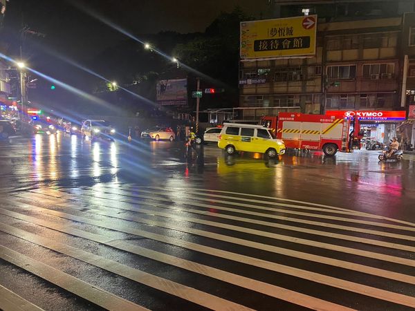 ▲基隆市中山區德安路與復興路口發生汽機車擦撞事故。（圖／基隆市議員施偉政提供）