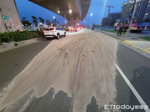 ▲一名騎士因為砂石車掉落的沙石而摔車受傷             。（圖／記者吳奕靖翻攝）