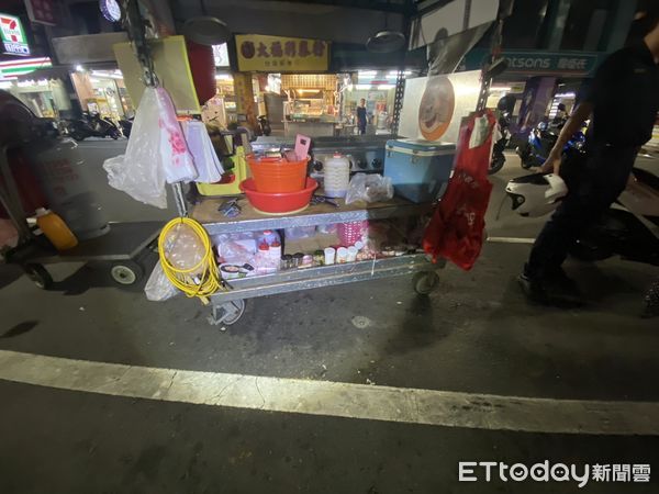 ▲▼ 六合夜市遭小偷！香腸攤闆娘收攤倒垃圾，零錢盒慘被「整籃拿走」。（圖／記者賴文萱翻攝）