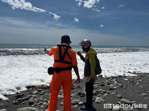 ▲▼岸巡人員針對民眾易聚集遊憩之熱點，實施柔性勸導工作。（圖／第一二岸巡隊提供，下同）