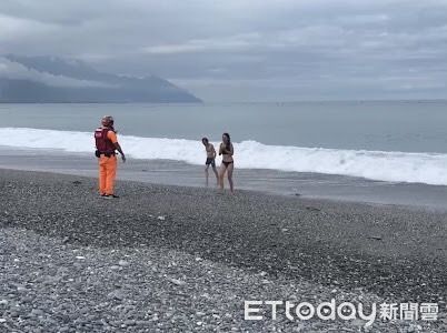 ▲▼岸巡人員針對民眾易聚集遊憩之熱點，實施柔性勸導工作。（圖／第一二岸巡隊提供，下同）