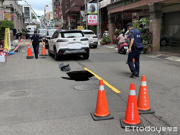 ▲台南市安平區建平七街760號前方道路，2日中午12時左右出現下陷，造成1部行經該處的車輛保險桿等受損，台南市水利局覆蓋鐵板以避免車輛誤入。（圖／記者林東良翻攝，下同）