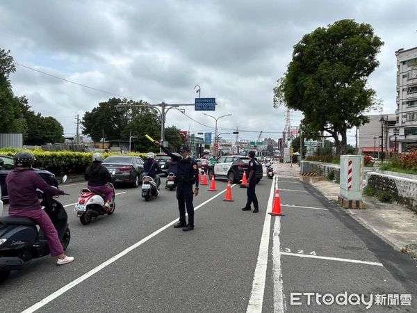 ▲永康區中華路奇美陸橋前往北區與安南區方向，2日中午也傳出因自來水管爆管問題導致路面積水，市警永康分局據報派員前往現場管制交通。（圖／記者林東良翻攝，下同）