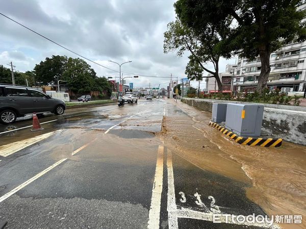 ▲永康區中華路奇美陸橋前往北區與安南區方向，2日中午也傳出因自來水管爆管問題導致路面積水，市警永康分局據報派員前往現場管制交通。（圖／記者林東良翻攝，下同）