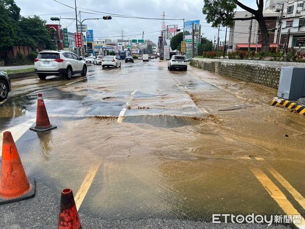 ▲永康區中華路奇美陸橋前往北區與安南區方向，2日中午也傳出因自來水管爆管問題導致路面積水，市警永康分局據報派員前往現場管制交通。（圖／記者林東良翻攝，下同）