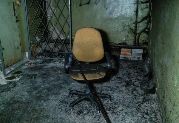 ▲▼  2022年12月10日，烏克蘭赫爾松一棟辦公大樓地下室，可見用於酷刑的椅子。（圖／路透）
