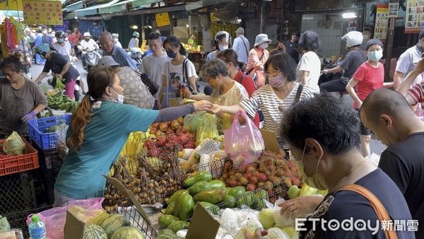 颱風來襲民眾黃昏市場搶菜,有店家表示因為颱風明日就不開張了,雙和市場,傳統市場。（圖／記者謝婷婷攝）