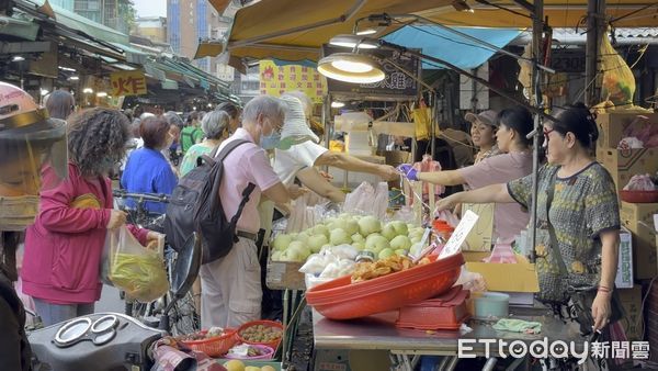 颱風來襲民眾黃昏市場搶菜,有店家表示因為颱風明日就不開張了,雙和市場,傳統市場。（圖／記者謝婷婷攝）