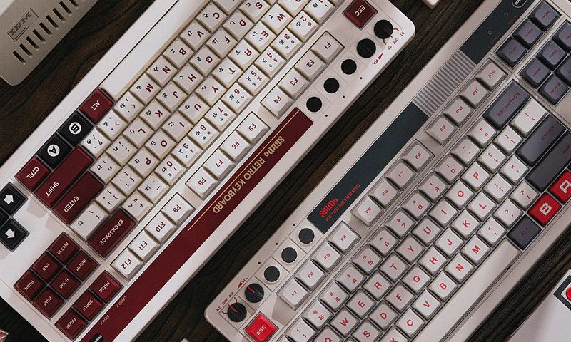 ▲ 八位堂推出紅白機風格機械鍵盤。（圖／翻攝自八位堂）