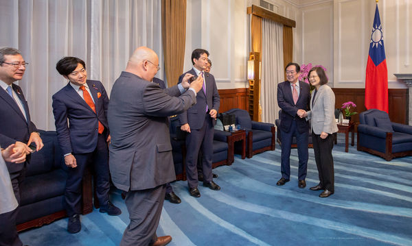 ▲▼總統蔡英文接見「日本維新會‧中華民國(台灣)友好研討會台灣訪問團」。（圖／總統府提供）