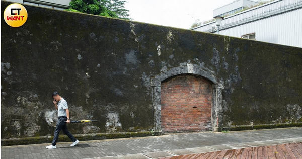 考古學界不滿台北市文化局取消「台北監獄圍牆遺蹟」推廣教育，準備自辦「微導覽」。（圖／黃威彬攝）
