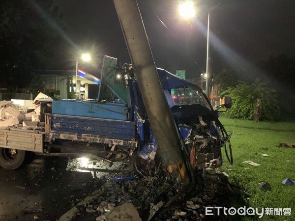 ▲▼ 小貨車深夜失控「撞歪電線桿」　魚屍散落滿地...駕駛爬出脫困 。（圖／記者賴文萱翻攝）