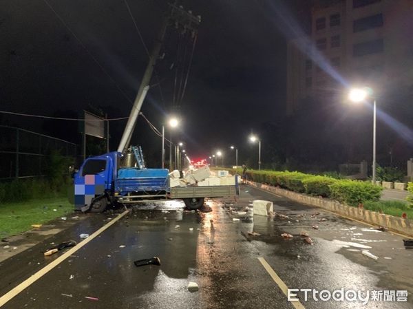 ▲▼ 小貨車深夜失控「撞歪電線桿」　魚屍散落滿地...駕駛爬出脫困 。（圖／記者賴文萱翻攝）