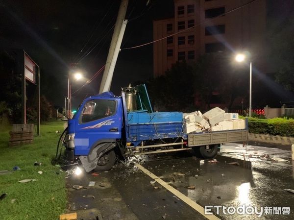 ▲▼ 小貨車深夜失控「撞歪電線桿」　魚屍散落滿地...駕駛爬出脫困 。（圖／記者賴文萱翻攝）