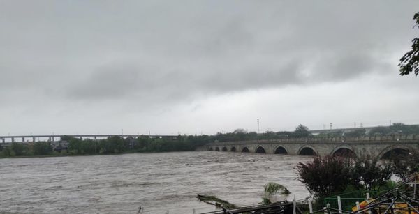 ▲盧溝橋傳出因暴雨洪災斷裂。（圖／翻攝北青報）