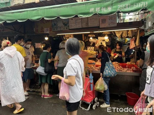 ▲▼颱風來襲，民眾湧入傳統市場買菜。（圖／記者姜國輝攝）