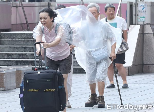 ▲▼天氣 卡努颱風近逼 北台灣強陣風 遊客寸步難行。（圖／記者屠惠剛攝）