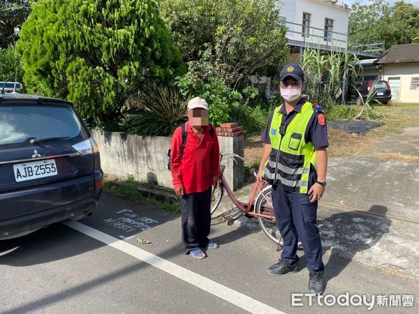 ▲里港警分局警員李奕學、羅志文以視訊方式助涂男順利返家          。（圖／記者陳崑福翻攝）