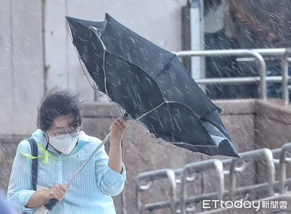 ▲▼天氣 卡努颱風近逼 北台灣強陣風雨 民眾寸步難行傘難撐。（圖／記者屠惠剛攝）