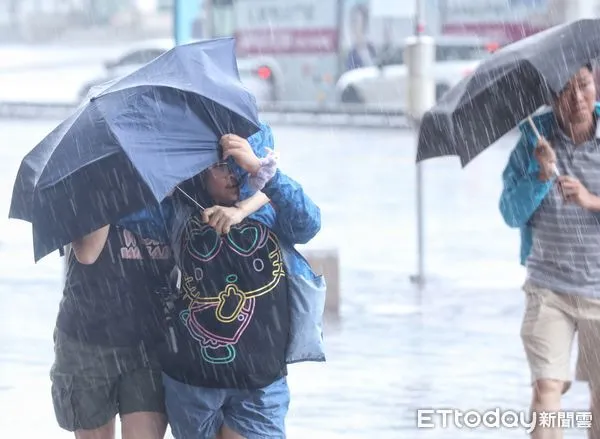 ▲▼天氣 卡努颱風近逼 北台灣強陣風雨 民眾寸步難行傘難撐傘。（圖／記者屠惠剛攝）