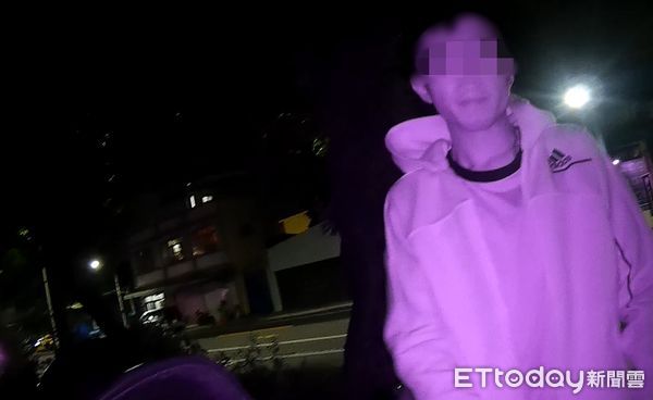 ▲▼21歲的謝姓男子日前深夜在旗津海岸公園吃宵夜，被警方查獲少見的管制物品「手指虎」。（圖／記者吳世龍翻攝）