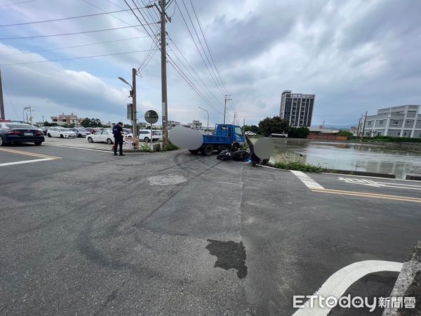 ▲▼苗栗苑裡玉田里一處無號誌路口小貨車擦撞機車，機車騎士衝入水田裡面，手腳擦挫傷送醫。（圖／記者蔡文淵翻攝）