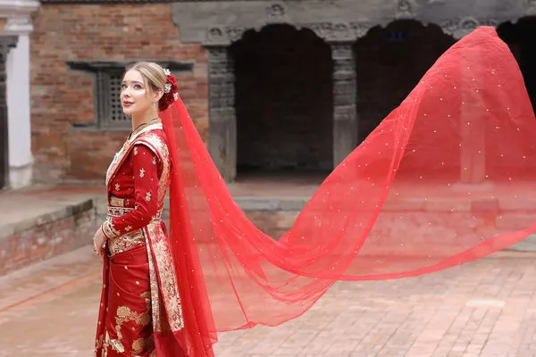 ▲▼安妮尼泊爾傳統服飾上身。（圖／伊林娛樂提供）