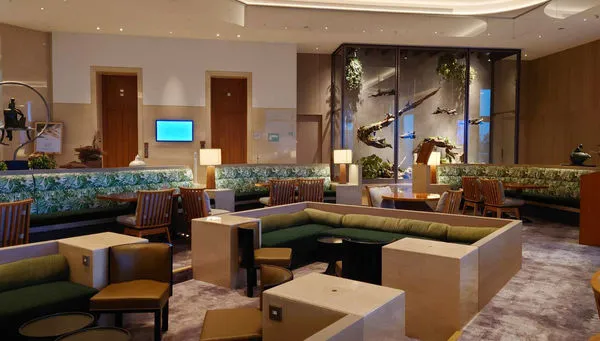 ▲雲品溫泉酒店全新設計的大廳酒吧可以欣賞花倚石生態裝置藝術。（圖／雲品提供）