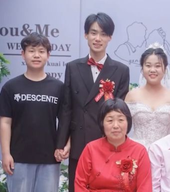 ▲▼女子翻結婚照發現老公弟弟十指相扣。（圖／翻攝自微博）